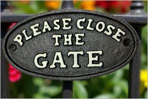 CLOSE GATE CAST IRON SIGN